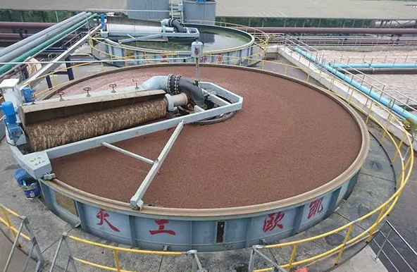 （圖：電廠(chǎng)爐渣廢水處理池起泡場(chǎng)景）